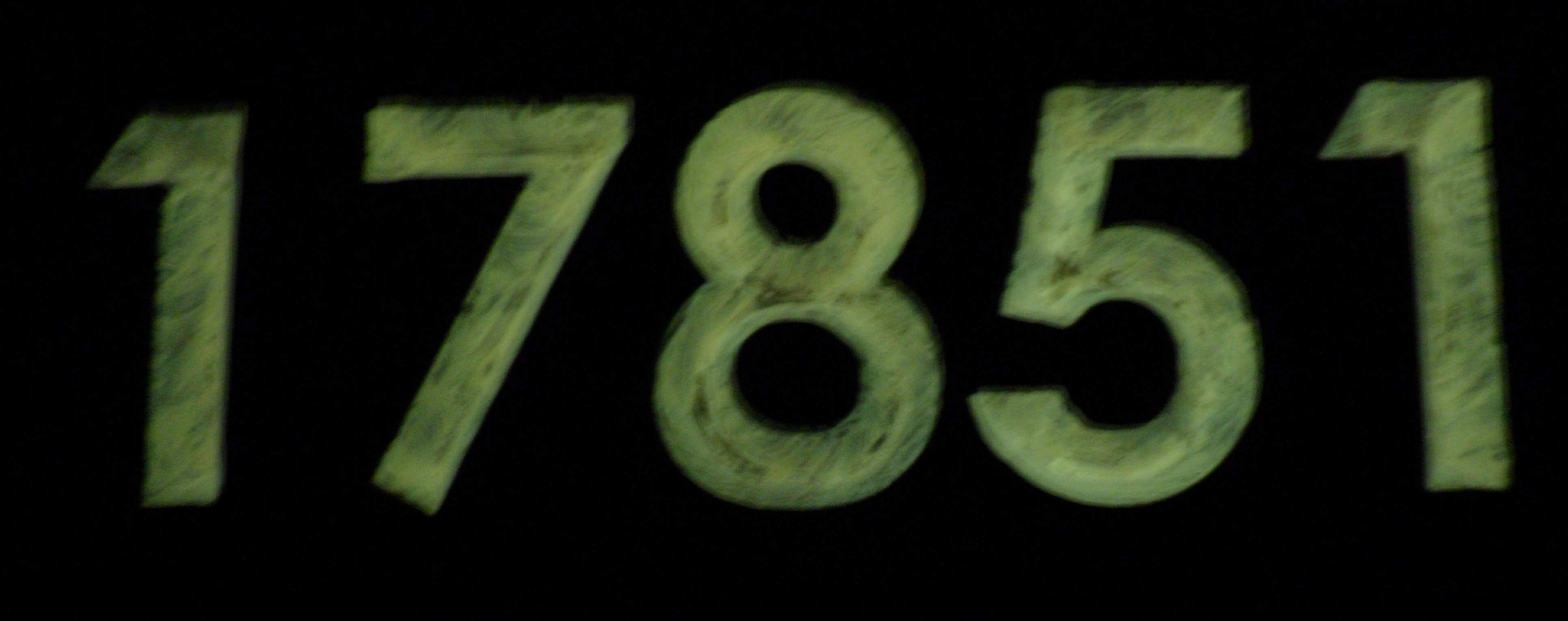 Cette plaque d'adresse les chiffres ont reçu une peinture fluorescente et ensuite le verni, donc les chiffres réfléchis dans le noir. 